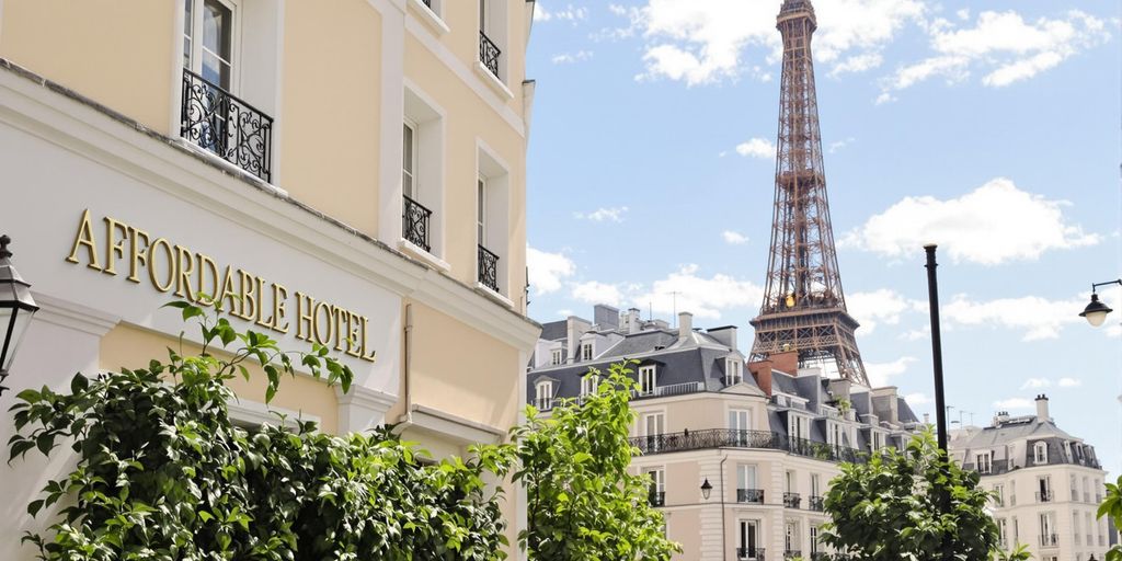 Vue sur la Tour Eiffel, l'hôtel et le ciel.